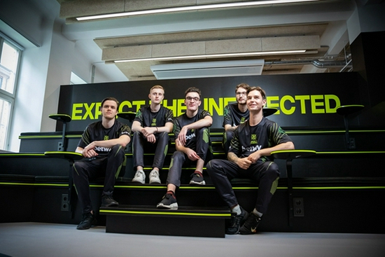 60岁老人电竞比赛背后的故事与启示